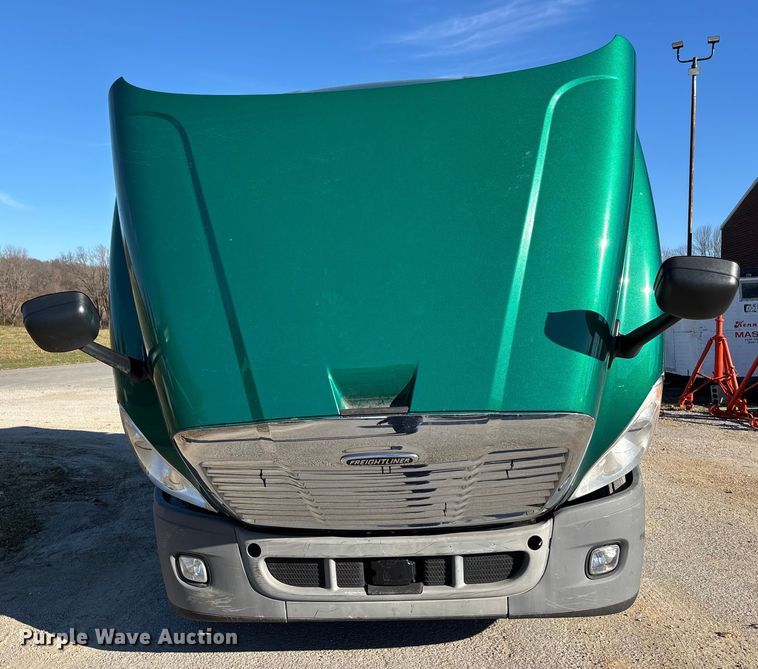 image for item DT0007 2016 Freightliner Cascadia semi truck