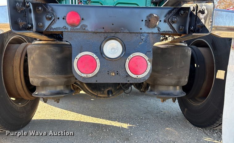 image for item DT0007 2016 Freightliner Cascadia semi truck