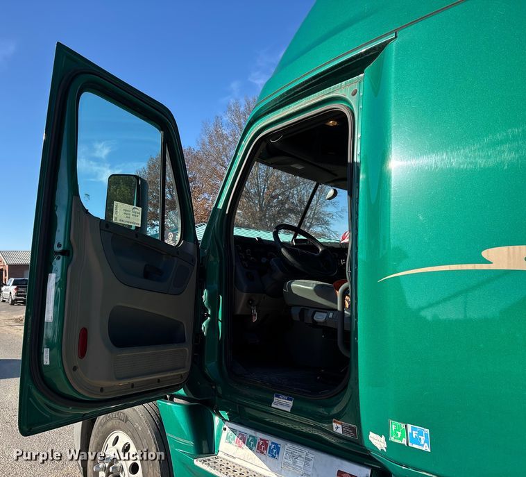 image for item DT0007 2016 Freightliner Cascadia semi truck