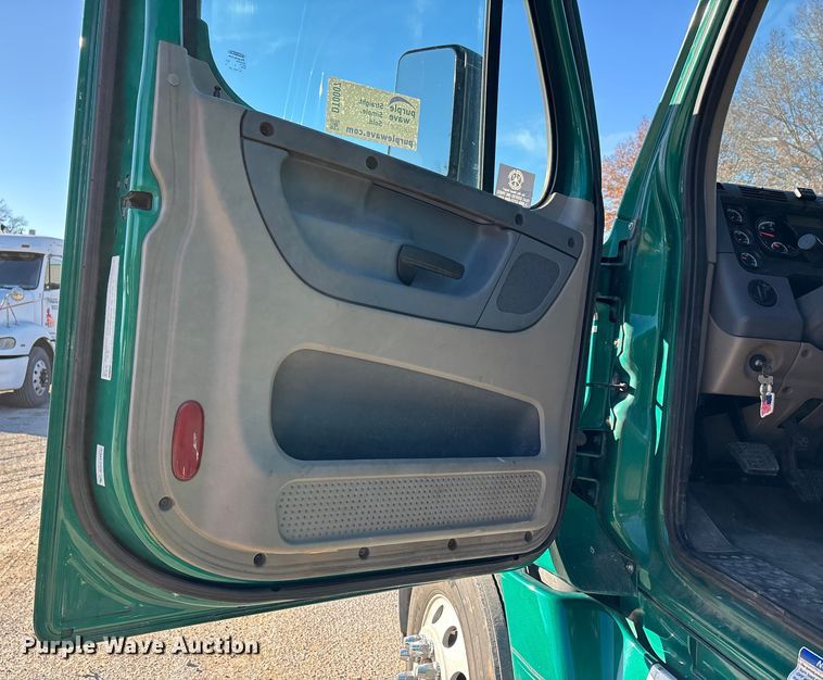 image for item DT0007 2016 Freightliner Cascadia semi truck