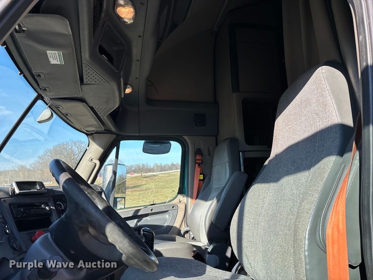 image for item DT0007 2016 Freightliner Cascadia semi truck