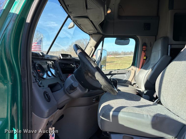 image for item DT0007 2016 Freightliner Cascadia semi truck