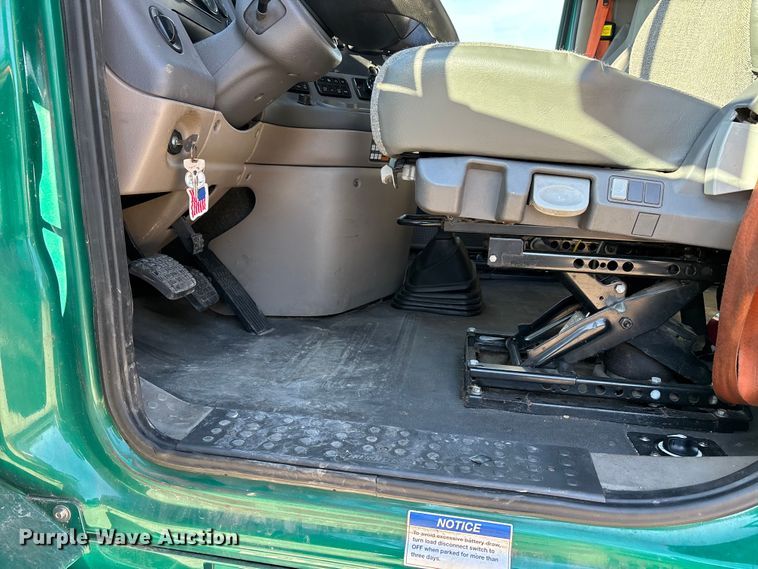 image for item DT0007 2016 Freightliner Cascadia semi truck