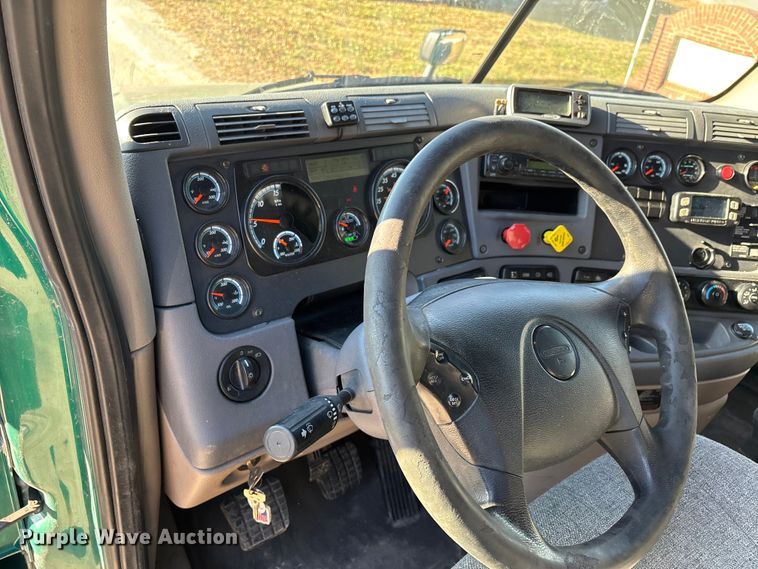 image for item DT0007 2016 Freightliner Cascadia semi truck