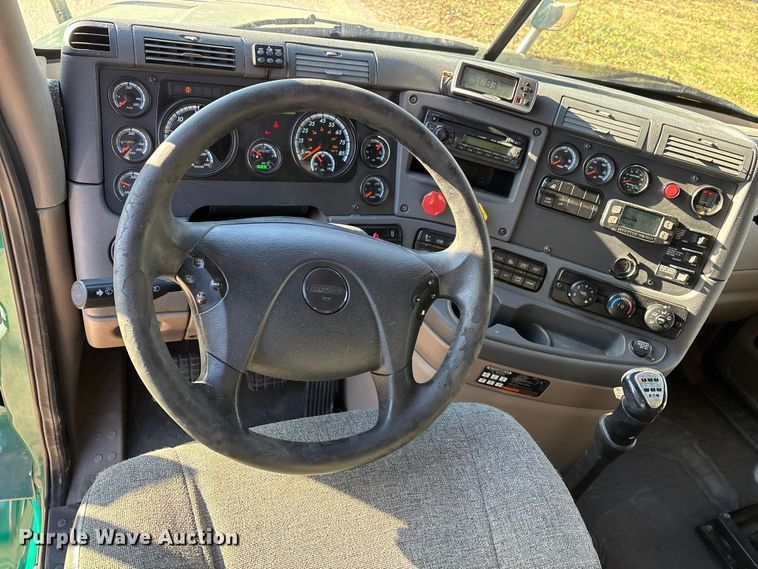 image for item DT0007 2016 Freightliner Cascadia semi truck