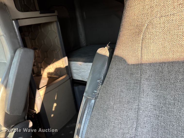 image for item DT0007 2016 Freightliner Cascadia semi truck