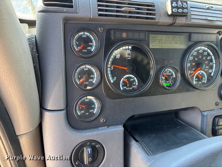 image for item DT0007 2016 Freightliner Cascadia semi truck