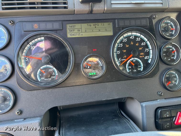 image for item DT0007 2016 Freightliner Cascadia semi truck