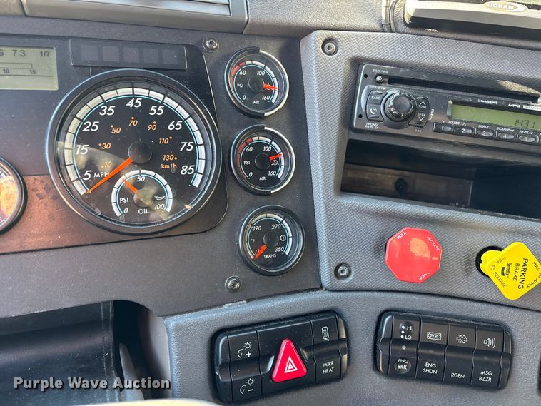 image for item DT0007 2016 Freightliner Cascadia semi truck