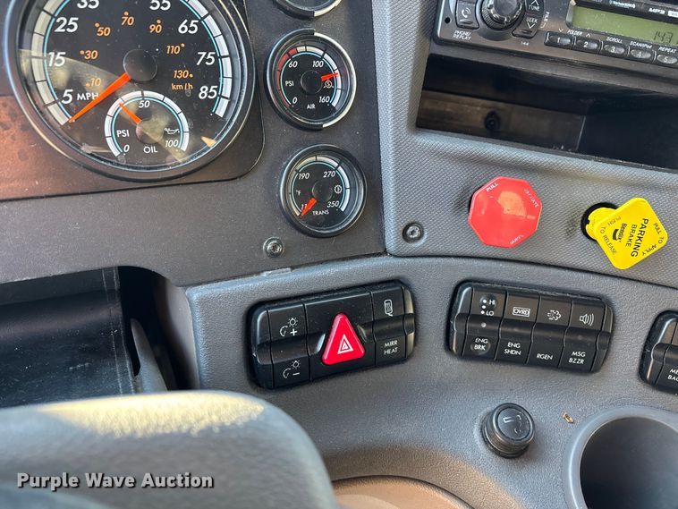 image for item DT0007 2016 Freightliner Cascadia semi truck