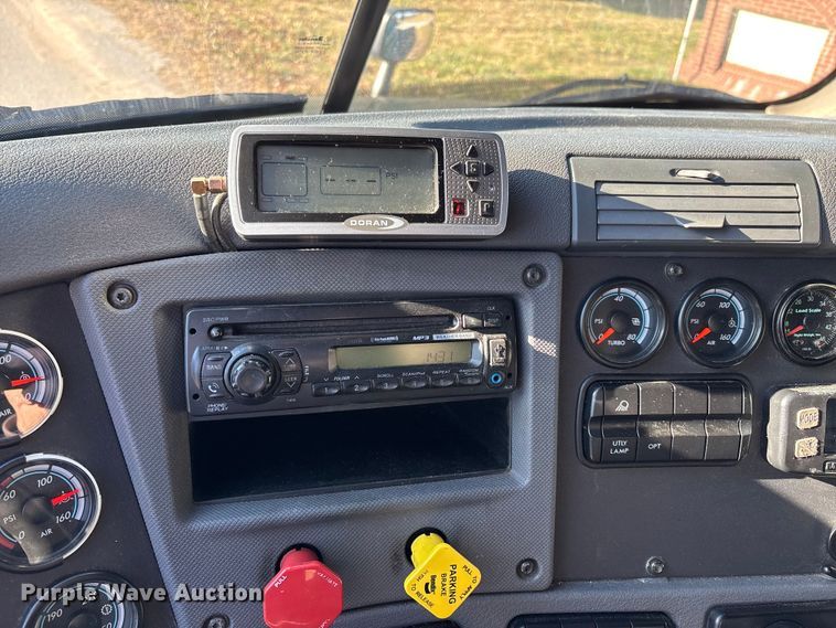 image for item DT0007 2016 Freightliner Cascadia semi truck