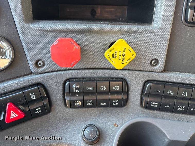 image for item DT0007 2016 Freightliner Cascadia semi truck