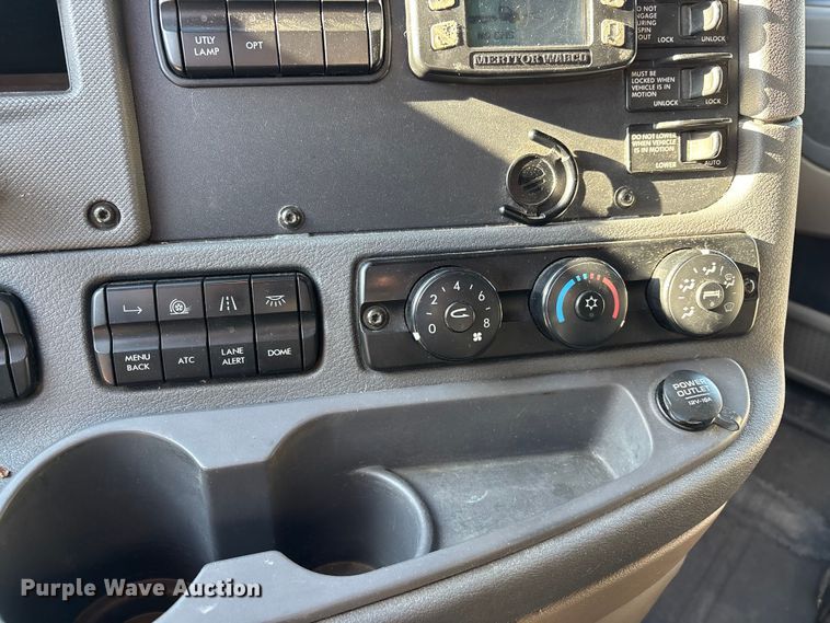 image for item DT0007 2016 Freightliner Cascadia semi truck