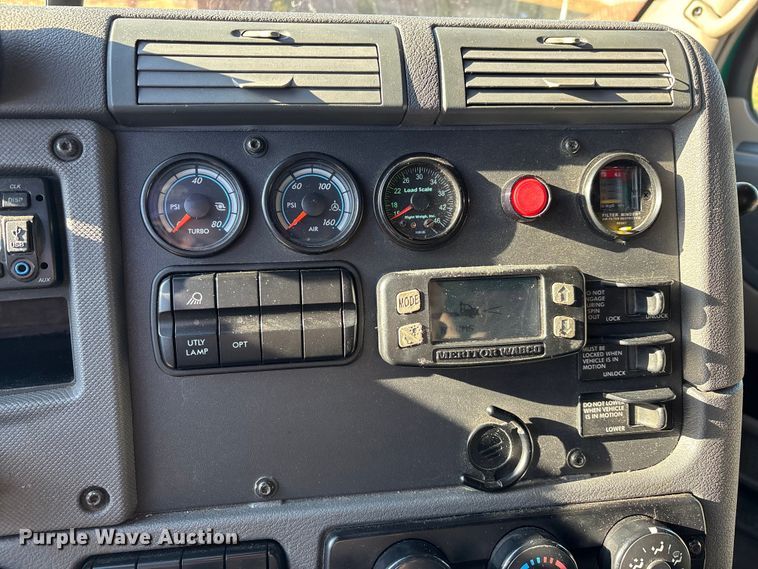 image for item DT0007 2016 Freightliner Cascadia semi truck