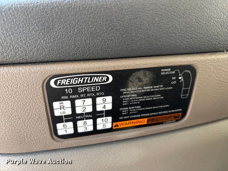 image for item DT0007 2016 Freightliner Cascadia semi truck