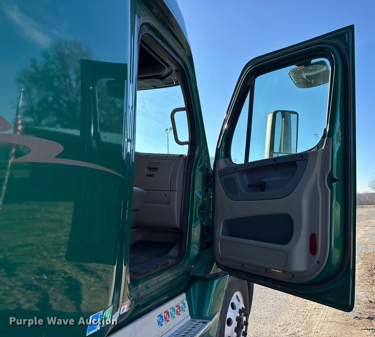 image for item DT0007 2016 Freightliner Cascadia semi truck