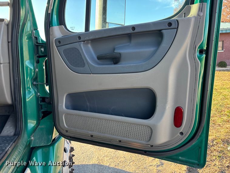 image for item DT0007 2016 Freightliner Cascadia semi truck