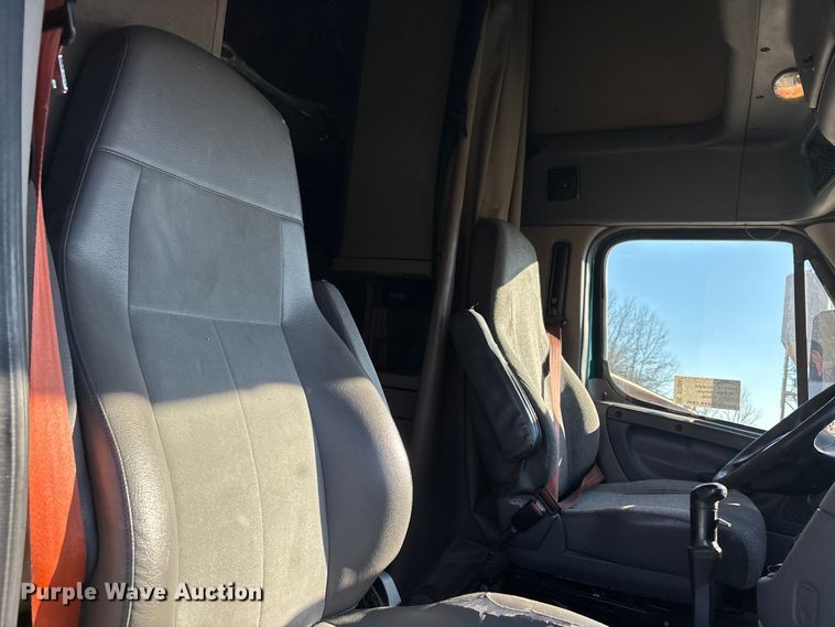 image for item DT0007 2016 Freightliner Cascadia semi truck