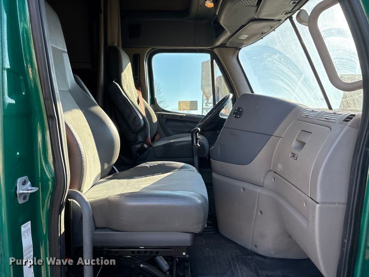 image for item DT0007 2016 Freightliner Cascadia semi truck