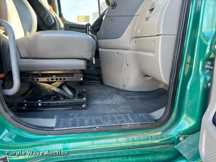 image for item DT0007 2016 Freightliner Cascadia semi truck