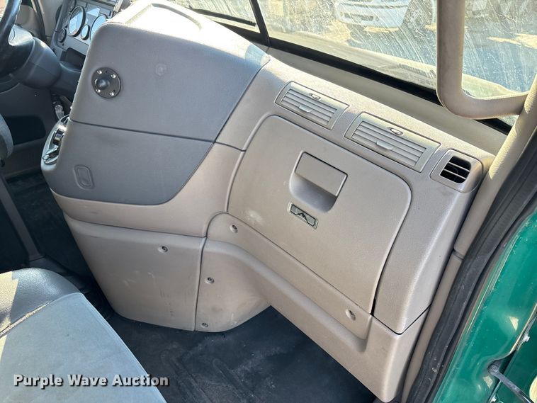 image for item DT0007 2016 Freightliner Cascadia semi truck