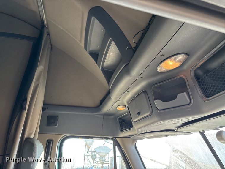 image for item DT0007 2016 Freightliner Cascadia semi truck