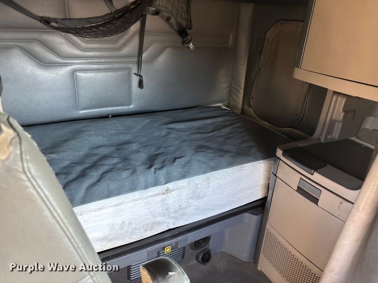 image for item DT0007 2016 Freightliner Cascadia semi truck