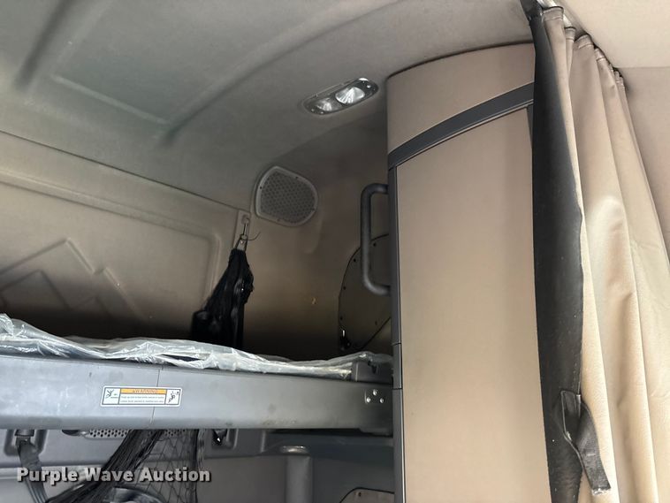 image for item DT0007 2016 Freightliner Cascadia semi truck