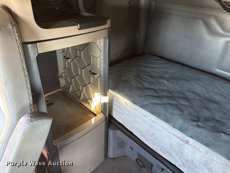 image for item DT0007 2016 Freightliner Cascadia semi truck