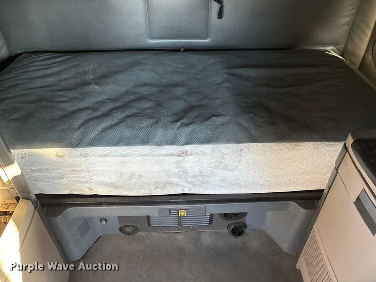 image for item DT0007 2016 Freightliner Cascadia semi truck