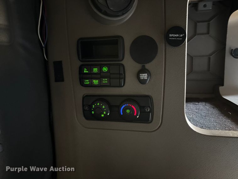 image for item DT0007 2016 Freightliner Cascadia semi truck