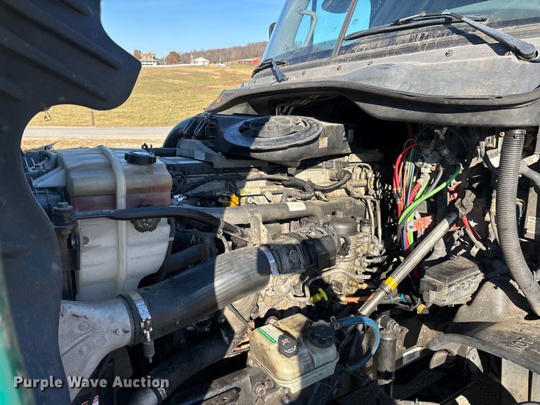 image for item DT0007 2016 Freightliner Cascadia semi truck