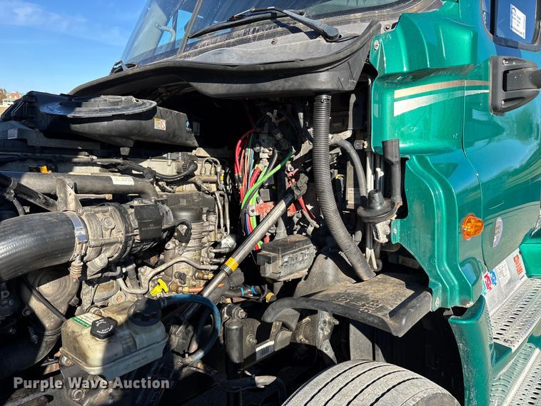 image for item DT0007 2016 Freightliner Cascadia semi truck