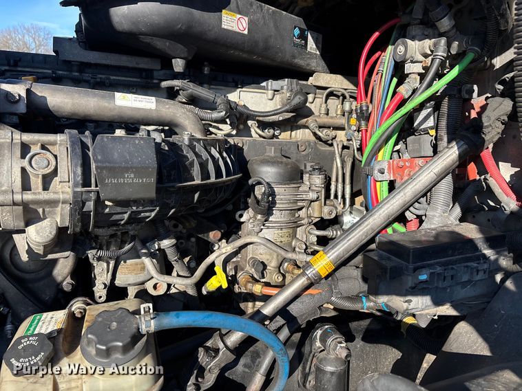 image for item DT0007 2016 Freightliner Cascadia semi truck