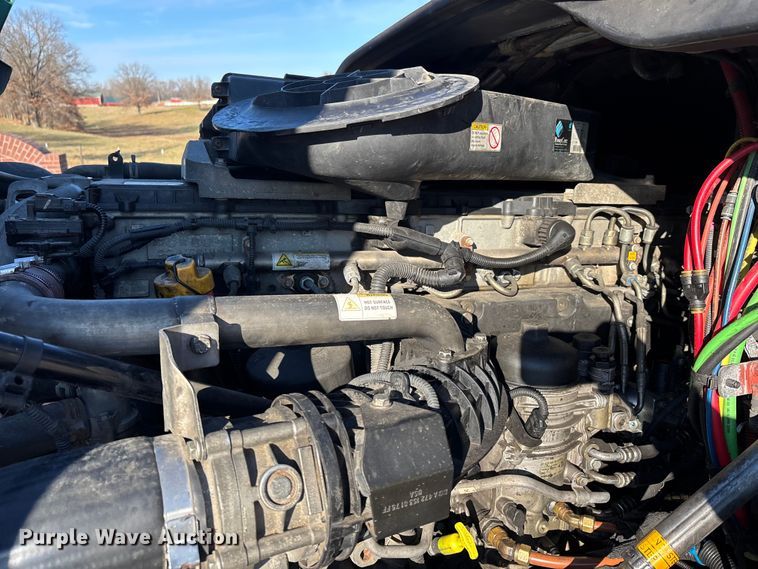 image for item DT0007 2016 Freightliner Cascadia semi truck