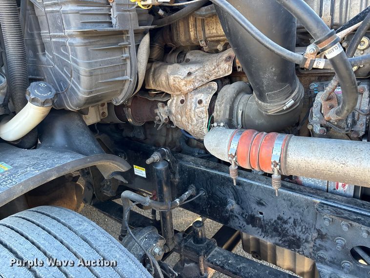 image for item DT0007 2016 Freightliner Cascadia semi truck