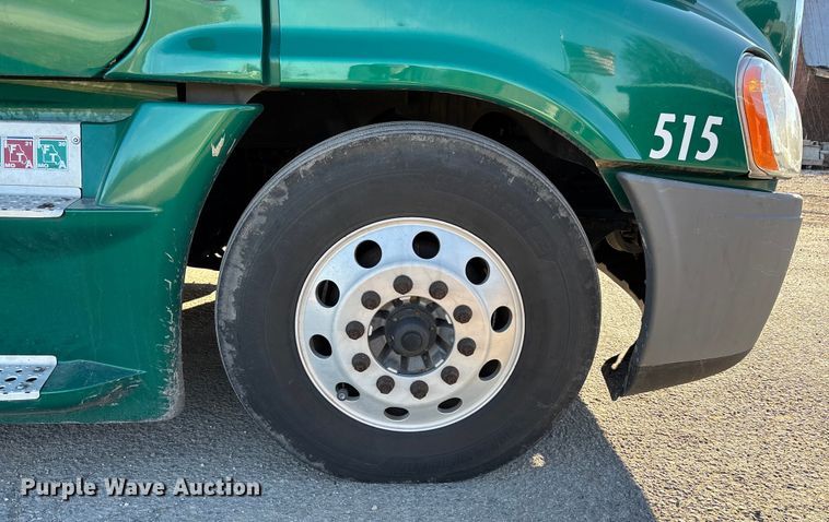 image for item DT0007 2016 Freightliner Cascadia semi truck