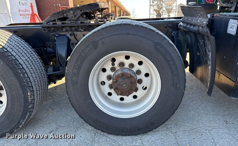 image for item DT0007 2016 Freightliner Cascadia semi truck