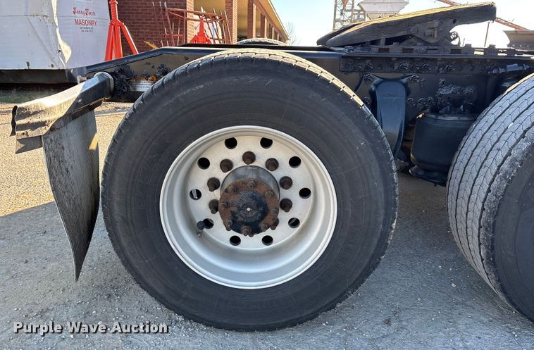 image for item DT0007 2016 Freightliner Cascadia semi truck