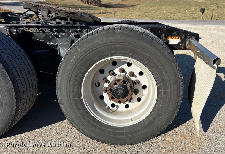 image for item DT0007 2016 Freightliner Cascadia semi truck