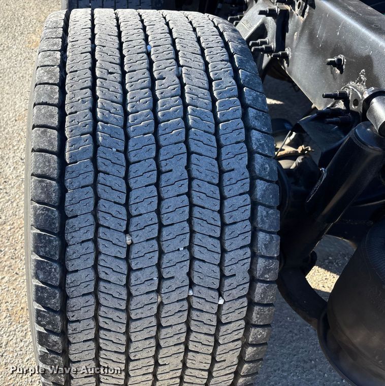 image for item DT0007 2016 Freightliner Cascadia semi truck