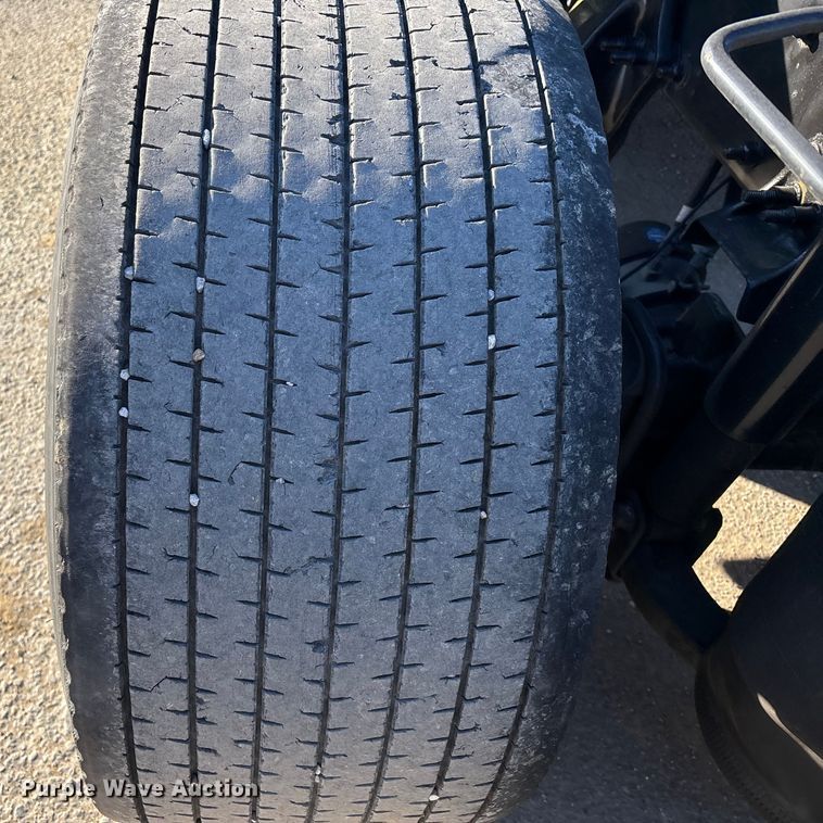 image for item DT0007 2016 Freightliner Cascadia semi truck