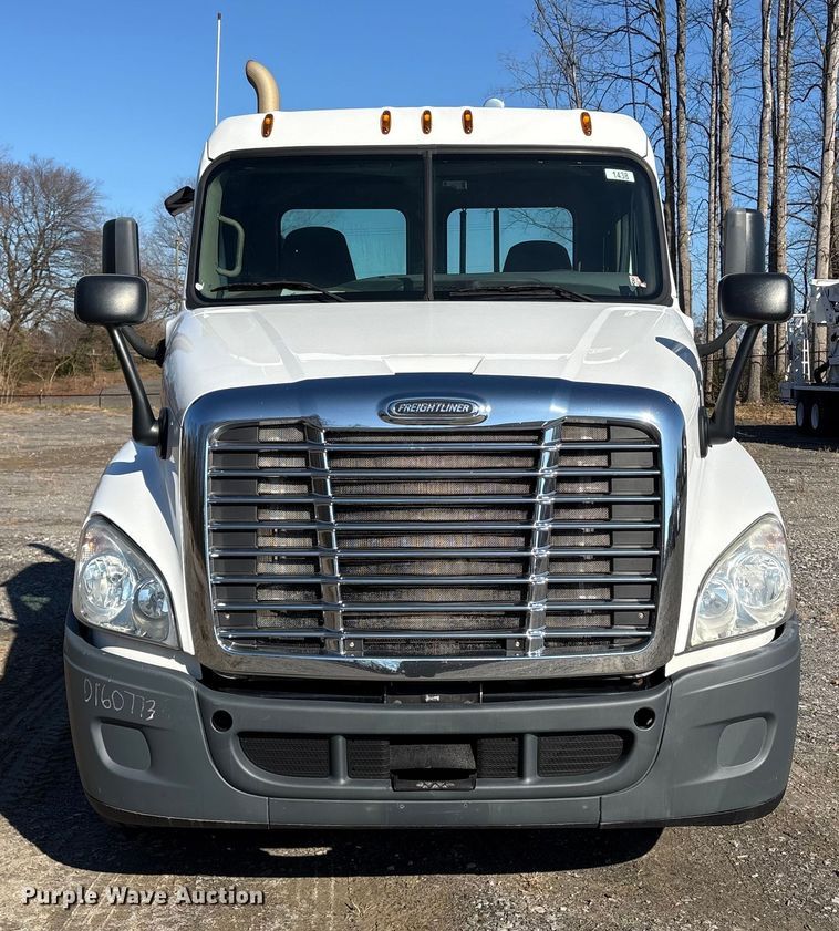 image for item DT2762 2016 Freightliner Cascadia semi truck