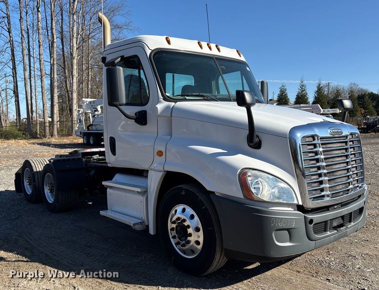 image for item DT2762 2016 Freightliner Cascadia semi truck
