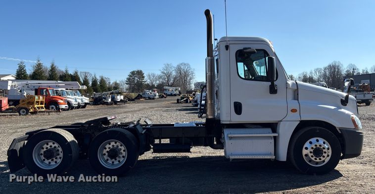 image for item DT2762 2016 Freightliner Cascadia semi truck