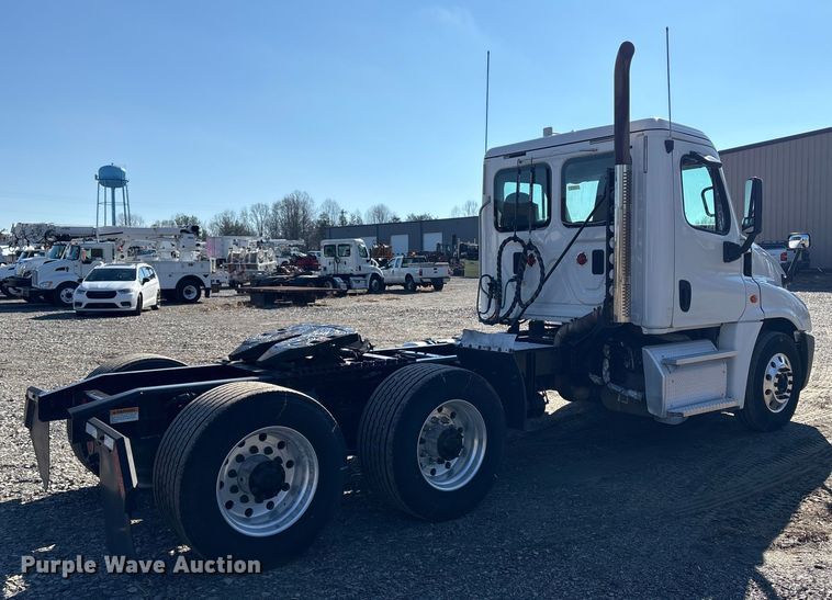 image for item DT2762 2016 Freightliner Cascadia semi truck