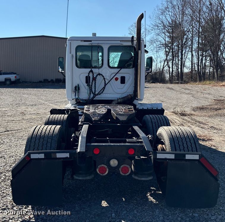 image for item DT2762 2016 Freightliner Cascadia semi truck