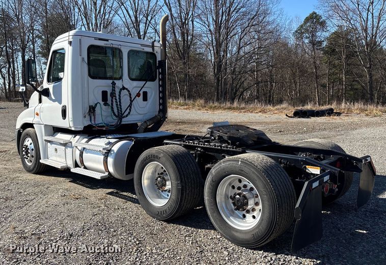 image for item DT2762 2016 Freightliner Cascadia semi truck