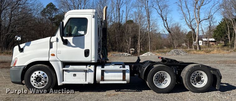 image for item DT2762 2016 Freightliner Cascadia semi truck