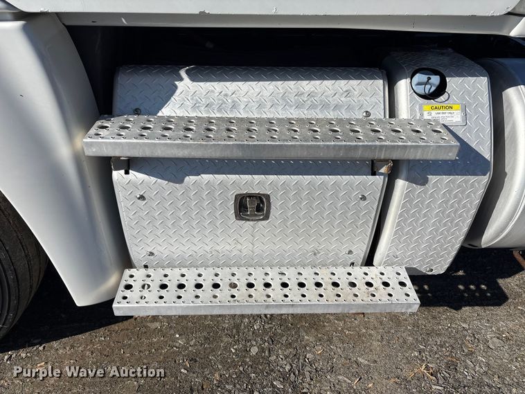 image for item DT2762 2016 Freightliner Cascadia semi truck